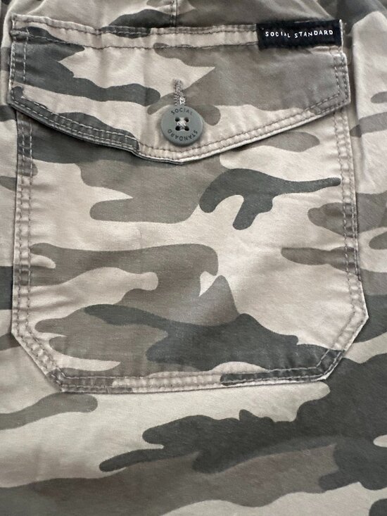 Social Standard by Sanctuary Camo Shorts Women’s XL – Stretch Utility Style - Picture 3 of 12